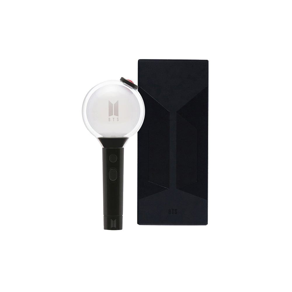 Map Of The Soul Lightstick BTS Officiële Editie - Met Stofzak, Riem & Fotokaart | Incl. Willekeurige Transparante Sticker Concert Accessoire Map Of The Soul Lightstick BTS Officiële Editie - Met Stofzak, Riem & Fotokaart | Incl. Willekeurige Transparante Sticker Concert Accessoire